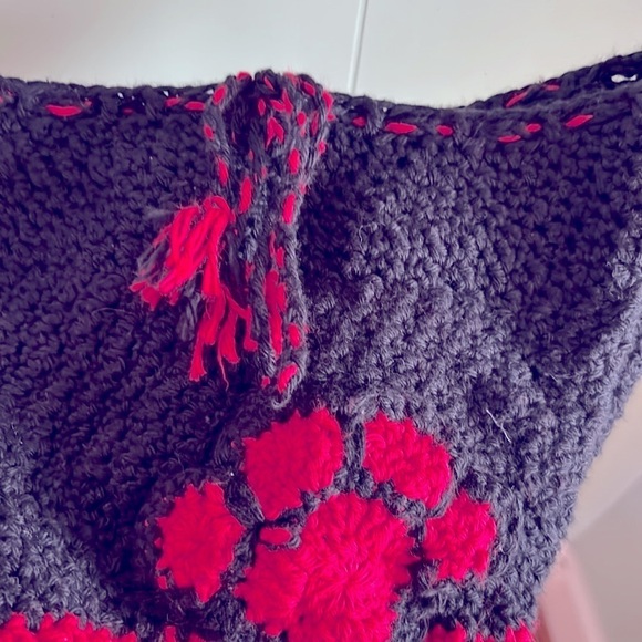 Red + Black Hand Crocheted Bag Large Dawg Paw ๐พ Magnetic Closure Cinch Top NEW - Picture 6 of 14